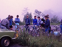 EBI 1990 Sir 015  První etapa neděle 8. 7. 1990. Ještěd - parkoviště pod vrcholem. Zprava doleva Jiří Šprynar, Karel Trutnovský, v kloboučku Petr Štorek, Vladimír Medek, Martin Křižovič, Kamil Galuščák, Tomáš Langer a Jaroslav Soumar. Ještě víc vlevo je skupina libereckých astronomů. Mezi nimi druhý zleva je Ladislav Šmelcer. Svůj první Ebicykl absolvoval v roce 1999, nyní v tomto hnutí zastává funkci Strážce měšce (ministra financí).