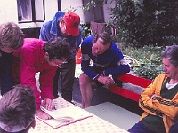 EBI 1990 Sir 037  Třetí etapa úterý 10. 7. 1990. Ebicyklisté na dvoře domu Miloše Danka v Chyši prohlížejí návštěvní knihu