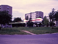 EBI 1990 Sir 041  Třetí etapa úterý 10. 7. 1990. TU-104 mezi paneláky v Toužimi (nyní je toto letadlo v Petrovicích asi 500 m od hvězdárny pana Bílka)
