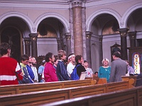 EBI 1990 Sir 043  Středa 11. 7. 1990. Ebicyklisté v kostele Nanebevzetí Panny Marie v Mariánských Lázních
