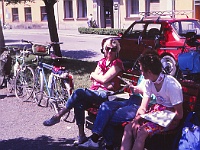 EBI 1990 Sir 049  Pátá etapa čtvrtek 12. 7. 1990 Horažďovice náměstí. Zprava doleva Petr Štorek, Laděna Vacířová, vlevo v pozadí Karel Semerák