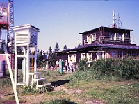 EBI 1990 Sir 055  Šestá etapa pátek 13. 7. 1990. Ebicyklisté na meteorologické observatoři na Churáňově