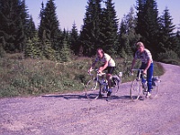 EBI 1990 Sir 056  Šestá etapa pátek 13. 7. 1990. Ebicyklisté na meteorologické observatoři na Churáňově - Zdeněk Soldát a Pavel Štěpán