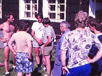 EBI 1990 Sir 059  Šestá etapa pátek 13. 7. 1990. Ebicyklisté na meteorologické observatoři na Churáňově. Vlevo Tomáš Stařecký, vzadu v bílém tričku Zbyněk Burget
