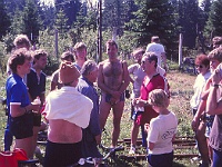 EBI 1990 Sir 061  Šestá etapa pátek 13. 7. 1990. Ebicyklisté na meteorologické observatoři na Churáňově. Vlevo v bílé čepici Václav Přibáň, v modrém tričku Karel Semerák, vedle v tmavě modrém tričku Tomáš Kelnar. Vzadu v brýlích Jan Kohout, vedle Tomáš Stařecký, Radek Peřestý. PHSJ, před ním zády Mirek Navrátil. V tmavých brýlích Mirka Štorková, víc vpravo Kamil Galuščák, vpravo ve fialovém tričku Laděna Vacířová