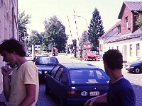 EBI 1990 Sir 066  Sedmá etapa sobota 14. 7. 1990. Přechod do Rakouska v Českých Velenicích. Vladimír Medek a Petr Štorek (otočený). Ten rok se stříhaly dráty a poprvé nebyla do kapitalistické ciziny nutná výjezdní doložka...