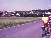 EBI 1990 Sir 067  Sedmá etapa sobota 14. 7. 1990. Ebicyklisté před Heidenreichsteinem. Ten rok se stříhaly dráty a poprvé nebyla do kapitalistické nutná výjezdní doložka. Proto jedna z variant sedmé etapy vedla přes Rakousko