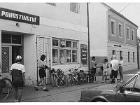 Ebi 1991 Paedr 009  21.7.1991 Občerstvení po cestě, patrně Věstonice