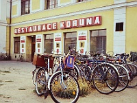 EBI 1991 Sir 005  První etapa neděle 21. 7. 1991. Bufet Koruna v Břeclavi obložený koly ebicyklistů