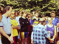 EBI 1991 Sir 022  Úterý 23. 7. 1991 hvězdárna Modra. Zleva Vladimír Medek, Roman Krejčí (poprvé na Ebicyklu), Luděk Dlabola, Jakub Macháček (poprvé na Ebicyklu), Zuzana Kleczková, v tmavých brýlích Viktor Jelínek (poprvé na Ebicyklu). V černém tričku Jan Kohout, Robo Rosa, v dresu Martin Křižovič, v zákrytu za ním v brýlích Petr Kincl. Zády ředitel hvězdárny Modra Dušan Kalmančok, za ním schovaná Zdena Bubeníková, vedle ní Karel Strašil. V modrém tílku a v brýlích Mirek Janata, za ním Karel Semerák, vedle něj vpravo Luboš Vaclík. Vpravo dole Lukáš Macháček a Bohumír Kratoška