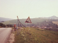 EBI 1991 Sir 028  Čtvrtá etapa středa 24. 7. 1991. Jedovaté kopečky v Myjavské pahorkatině (Majeričky). Vpravo je vidět zřícenina hradu Branč