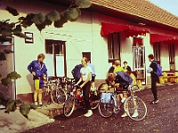 EBI 1991 Sir 048  Sedmá etapa sobota 27. 7. 1991 u hospody nad Zlínem. Zleva Jan Kohout, Roman Krejčí, Kamil Galuščák (skloněný nad kolem) a Petr Štorek (s batohem)