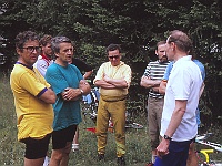 EBI 1992 Sir 018  První etapa neděle 12. 7. 1992. Ebicyklisté na hvězdárně v Jindřichově Hradci. Karel Bejček, František Vaclík, Bohumír Kratoška a v pruhovaném tričku Václav Přibáň