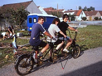 EBI 1992 Sir 033  Mysliboř u Telče úterý 14. 7. 1992. Tomáš Kelnar a Hájkovi (poprvé na Ebicyklu) na jednom z vozidel místního klubu vícekol