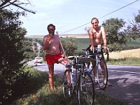 EBI 1992 Sir 044  Pátá etapa čtvrtek 16. 7. 1992 - jedovaté kopečky u Koryčan. Zdeněk Tarant (poprvé na Ebicyklu) a Mirek Janata