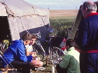 EBI 1993 Sir 017  Medlov úterý 27. 7. 1993. Zleva Patrik Švestka - poprvé (a naposledy) na Ebicyklu (toto je pravděpodobně jediná jeho fotka a ještě nezachycuje tvář...). Vedle Karel Semerák, zády na bobku Jiří Neuman, vpravo zády Vladimír Homola (poprvé na Ebicyklu)