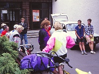 EBI 1993 Sir 032  Hvězdárna Pardubice -  úterý 27. 7. 1993. Vlevo v červeném Vašek Slavík, Laděna Vacířová, vzadu kdosi z místních. Uprostřed Mirka Štorková, zády Lucie Červinková, vpravo Lukáš a Jakub Macháček