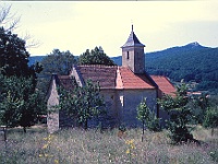 EBI 1995 Sir 007  Kostolany pod Tríbečom kostel sv. Juraja. V pozadí na kopci zřícenina Gýmeš. Druhá etapa pondělí 7. 8. 1995