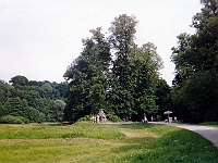 Ebi 1996 Paedr 001  28.7.1996 Babička s dětmi a psy - Ratibořice, pamatník Otakara Gutfroida