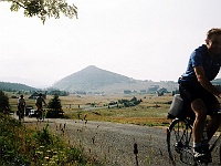 Ebi 1996 Paedr 022  1.8.1996 Karel Semerák, vzadu Mirek Janata a Karel Hájek cestou na Smědavu a Hejnice. Vzadu kope Jizerka