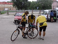 EBI 2005 Mirek 093  Trenčín, K nahuštění Víťova kola jsou potřeba tři - Andrea, Víťa, Starší Práče. sobota, 24. července