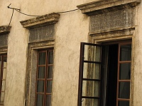 Ebi 2006 Hom 42  Latinské nápisy nad okny pocházejí z 16. století