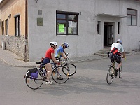 EBI 2006 Mirek 008  Jedeme kolem hospody, kde J. Zimovčák nezastavuje (Lila, Kaja, Eddy) - sobota, 8. července