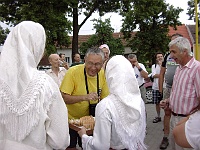 EBI 2006 Mirek 020  Nechybí ani přivítání chlebem a solí - sobota, 8. července