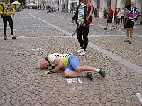 Ebi 2007 Ottakarka 53  Vyplenění Třeboně ebicyklisty se neobešlo bez obětí (náš hejtman postřelený poté, co mu hořeli kšandy, leží na zemi před domem U Bílého koníčka)
