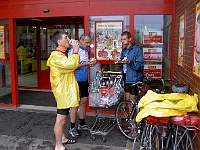 Ebi 2008 Ottakarka 020  Ranní vyplenění supermarketu Billa tzv. "na stojáka".