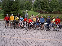 Ebi 2008 Ottakarka 031  Živý obraz ebicyklistů před sochou Andy Warhola.