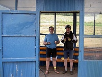 Ebi 2008 Ottakarka 039  Před děštěm se v autobusové zastávce ukryli Vatikán a Pedro.