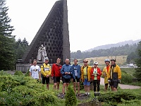 Ebi 2008 Ottakarka 041  Živý obraz ebicyklistů před památníkem v Dukelském průsmyku.