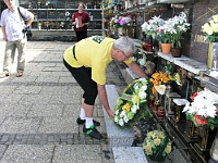 Ebi 2008 Riha 056  Položení věnce ke hrobu vloni zesnulého Dušana Krchy.