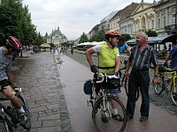 Ebi 2008 Riha 087  Odjezd od budovy STM se zamračenou oblohou, ze které za chvilku začal padat vydatný déšť.