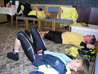 Ebi 2008 Riha 100  Unavení ebicyklisté relaxují a nechce se jim do deště.