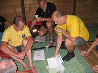 Ebi 2008 Viktor 044  večerní briefing v tělocvičně gymnázia