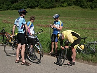 Ebi 2009 Janata 074  4. etapa - Veselí, Zeměkolár opravuje defekt