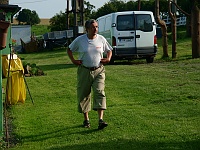 Ebi 2009 Melantrich 11  Jirka Říha si vyšlapuje po trávníku, který sám den před příjezdem Ebicyklistů posekal...