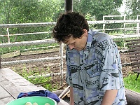 Ebi 2009 Riha 001  Tolik cibule bylo zapotřebí na přípravu uvítacího guláše (vaří Víťova sestra).