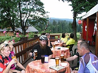 Ebi 2009 Riha 106a  Těžká pohoda v restauraci na Rejvízu – odtud to je do cíle jen 13 km s kopce.
