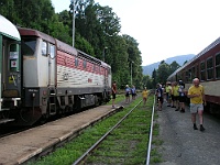 Ebi 2009 Riha 118  Cyklisté jsou již netrpěliví a dožadují se exkurze do lokomotivy.