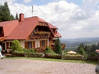 EBI 2010 Ottakarka 080  Některé chaty se marně snaží o typicky bavorský nebo tyrolský vzhled