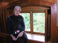 Ebi 2010 Riha 032c  Hejtman u okénka svého miniaturního pokojíčku v západní kopuli.