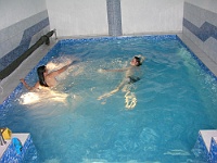 Ebi 2010 Riha 124  Úžasný bazén ve sklepení objektu okusilo hned několik Ebounů.