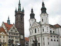 Ebi 2010 Riha 178  Ráno na klatovském náměstí, v pozadí Černá věž a jezuitský kostel.