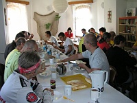 Ebi 2010 Riha 221  Společná snídaně v prostorách evangelické fary.