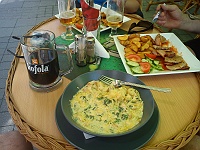 Ebi 2011 Melantrich 02  0. etapa - oběd v Čadci - moc vydařené nočky se smetanovou omáčkou, kuřecím masem, špenátem a sýrem