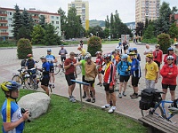 EBI 2011 Ottakarka 048  Ebicylisté se dezorientují podle binárního orloje v D. Kubíně.