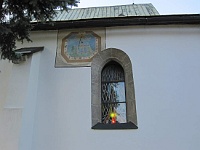 EBI 2011 Ottakarka 064  Na kostele sv. Martina je gotické okno i sluneční hodiny.